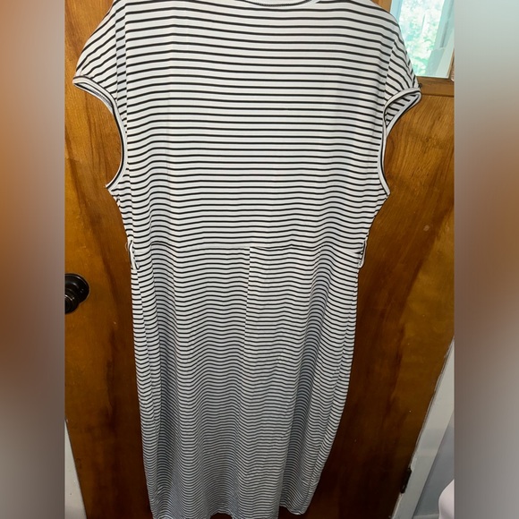 SHEIN plus size dress black and white stripes - Picture 3 of 4